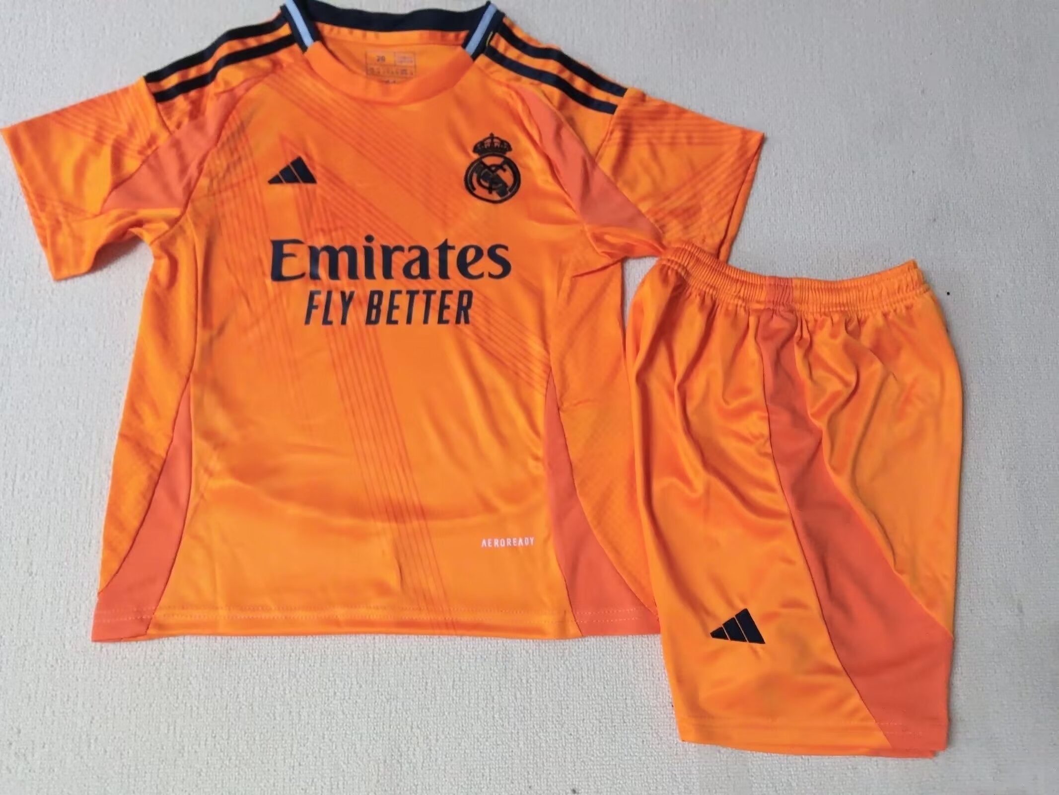 Real Madrid Extérieur 24/25 - Enfant (short inclus)
