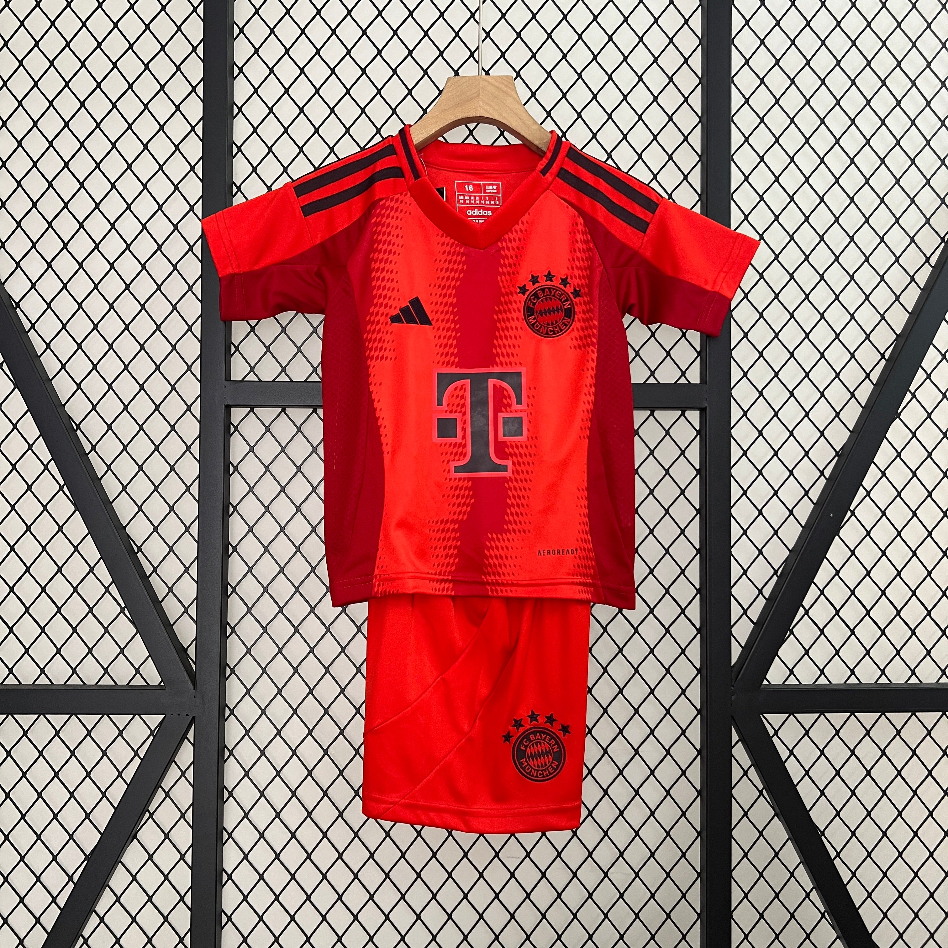 Bayern Monaco Casa 24/25 - Bambino (pantaloncini inclusi)